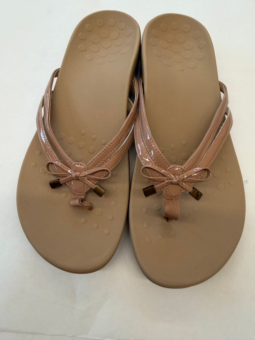 Vionic Bella X Tan Patent Bow Orthotic Flip Flop Sandals Size 12 Wide